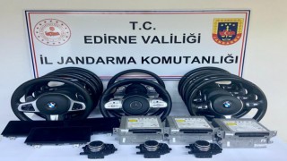 Edirne’de yurda kaçak sokulmak istenen 11 lüks araç direksiyonu ve otomobil parçaları ele geçirildi