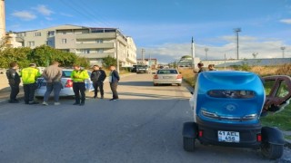 Kocaeli’de otomobille çarpışarak devrilen elektrikli motosikletin sürücüsü yaralandı