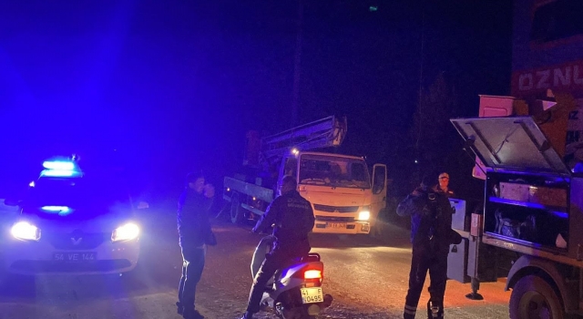 Kaynarca’da kamyonun kopardığı elektrik telleri ağaçta yangın çıkardı