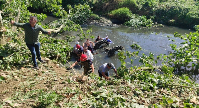 Sakarya’da dereye devrilen traktörün altında kalan sürücü öldü