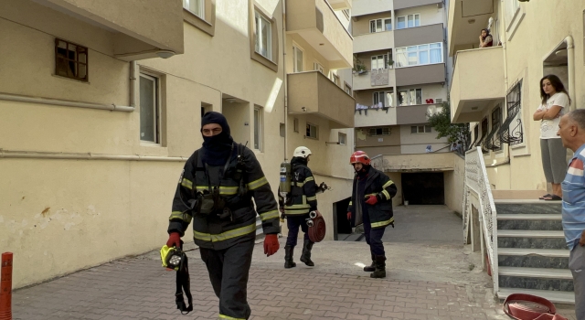Gebze’de apartmanın çatısında çıkan yangın söndürüldü
