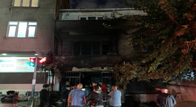 Küçükçekmece’de motosiklet tamircisinde çıkan yangın söndürüldü