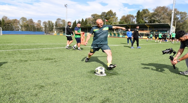 Altınova Belediye Başkanı Oral ilk maçını kazanan futbolcularla antrenmana çıktı