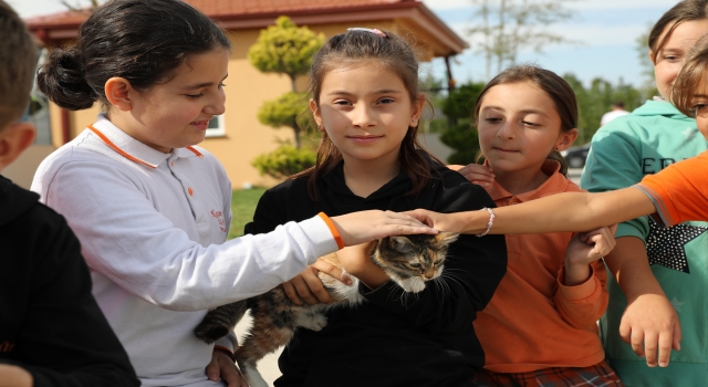 Kocaali’de öğrenciler hayvan barınağını ziyaret etti