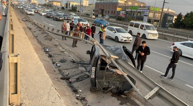 Kocaeli’de bariyerlere sıkışan hafif ticari aracın sürücüsü yaralandı