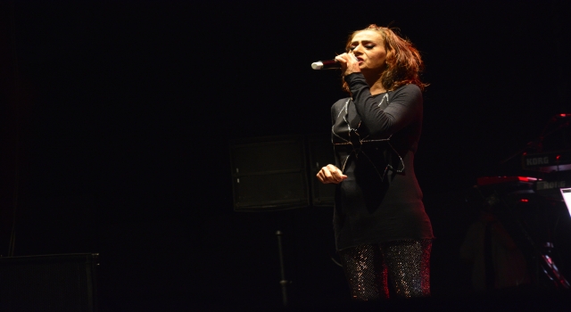 Şarkıcı Yıldız Tilbe Bursa’da konser verdi