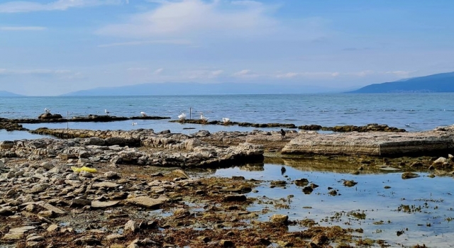Su çekilmesi yaşanan İznik Gölü’ndeki batık bazilika kıyıyla birleşti