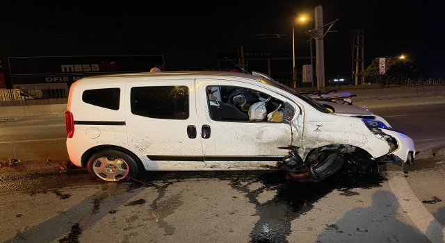 Bursa’da yönlendirme tabelasına çarpan sürücü ağır yaralandı