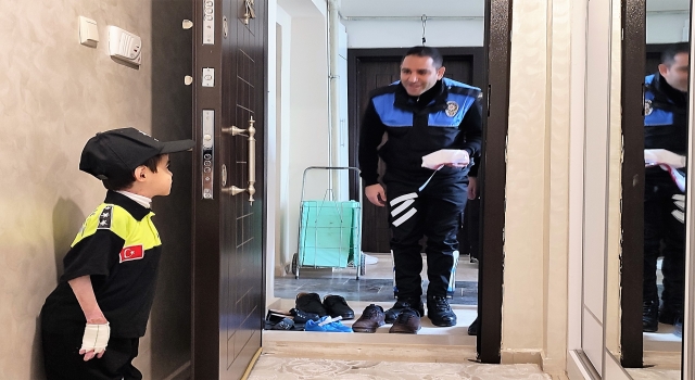 Bilecikli 12 yaşındaki kelebek hastası çocuğa polislerden sürpriz