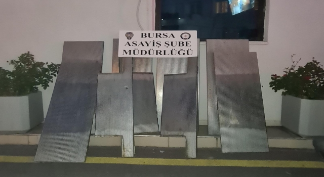 Bursa metrosundaki yürüyen merdivenlerden metal kapak hırsızlığının şüphelileri yakalandı