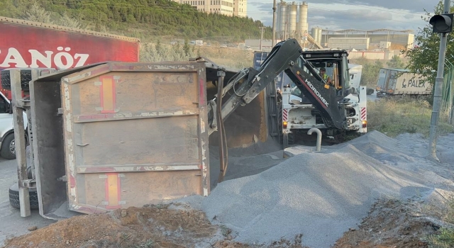 Kocaeli’de devrilen kum yüklü kamyonun şoförü yaralandı
