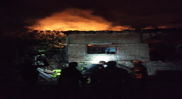 Balıkesir’de metruk binada çıkan yangın söndürüldü