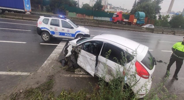 Kocaeli’de duvara çarpan otomobilin sürücüsü yaralandı