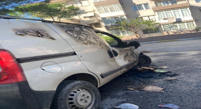 Balıkesir’de park halindeki hafif ticari araç yandı