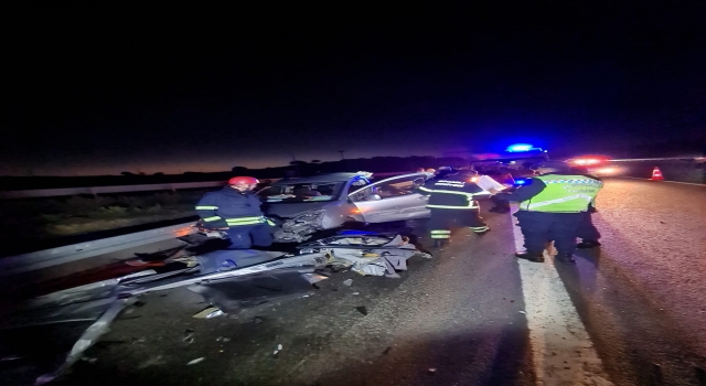 Kuzey Marmara Otoyolu’nda otomobil ve tırın çarpıştığı kazada 2 kişi yaralandı