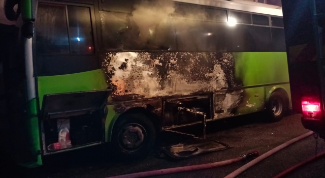 Kocaeli’de park halindeki özel halk otobüsü yandı