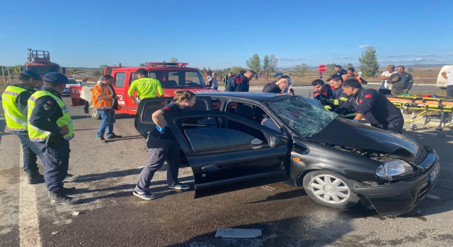 Kırklareli’nde otomobil ile hafriyat kamyonunun çarpıştığı kazada 3 kişi yaralandı