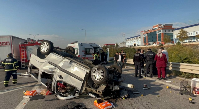 Kocaeli’de devrilen araçtaki 3 kişi yaralandı
