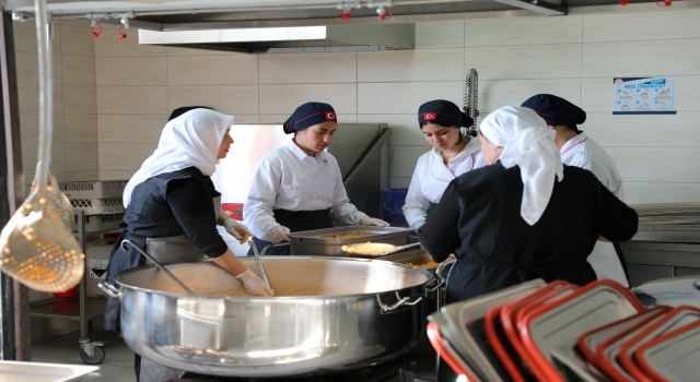 Meslek liseliler köy okullarındaki öğrenciler için yemek pişiriyor