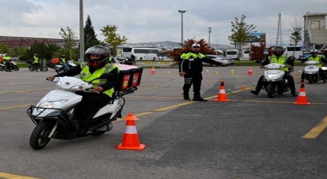 Kocaeli’de motosikletli kuryelere ”Hızlı Değil Güvenli Teslimat” eğitimi verildi