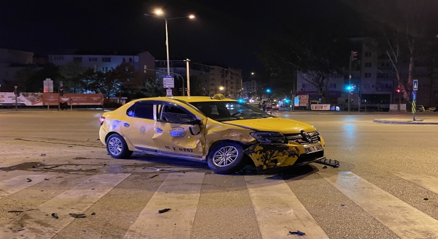 Bursa’da taksi ile otomobilin çarpıştığı kazada 3 kişi yaraladı