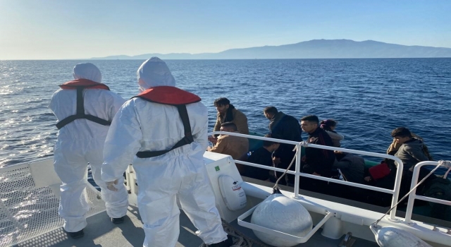 Çanakkale açıklarında botları sürüklenen 11 düzensiz göçmen kurtarıldı