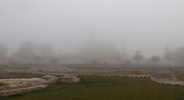 Edirne’deki Selimiye Camisi sis bulutu altında kaldı