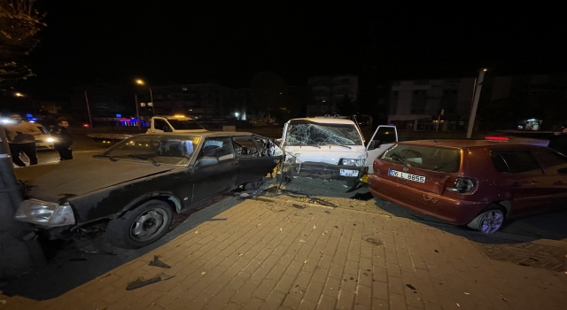 Bursa’da park halindeki 3 araca çarpan sürücü kaçtı