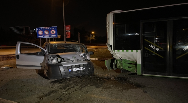 Bursa’da hafif ticari araç park halindeki otobüse çarptı