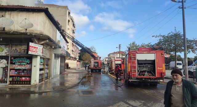 Karasu’da giyim mağazasının deposunda çıkan yangında hasar oluştu