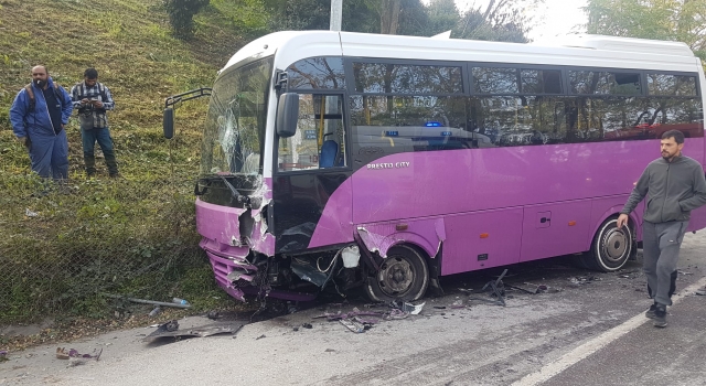 Sakarya’da halk otobüsüyle çarpışan otomobilin sürücüsü öldü