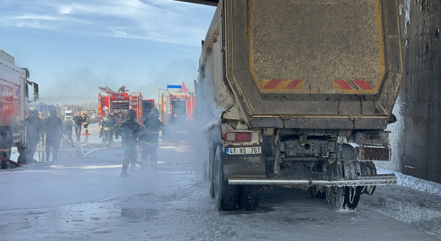 Kocaeli’de servise götürülen arızalı kamyonda çıkan yangın söndürüldü