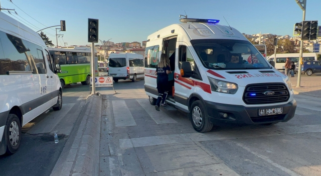 Kocaeli’de midibüsün yayaya çarpması kameraya yansıdı