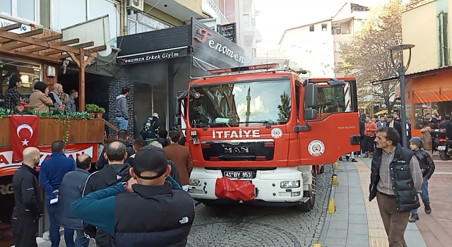 Gölcük’te giyim mağazasında çıkan yangında hasar oluştu