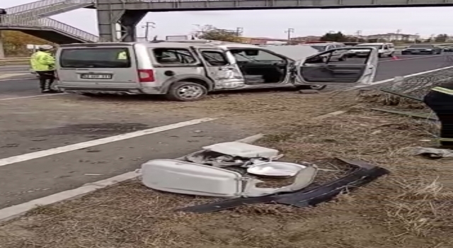 Tekirdağ’da refüje çarpıp karşı şeride geçen otomobildeki 3 kişi yaralandı 