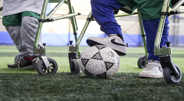 İstanbul’da buluşan serabral palsili çocuklar futbol oynadı