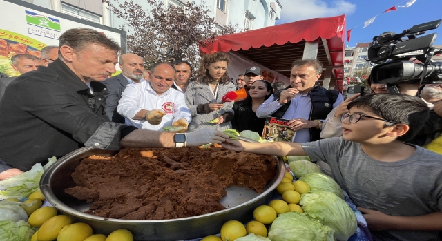 Bahçelievler’deki festivalde 5 ton çiğ köfte dağıtıldı