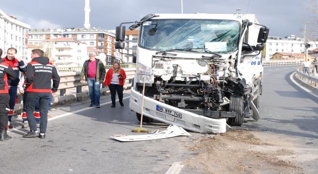 Maltepe’de üç aracın karıştığı kazada kamyonda sıkışan sürücü yaralandı