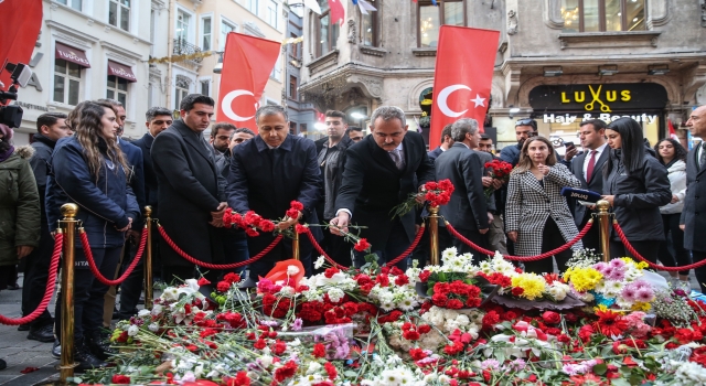 Milli Eğitim Bakanı Özer terör saldırısının yaşandığı İstiklal Caddesi’ni ziyaret etti: