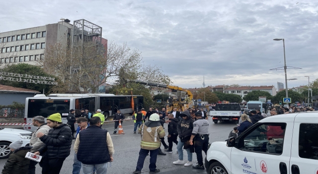 Kadıköy’de metrobüs belediyenin bahçe duvarına çarpıp asılı kaldı