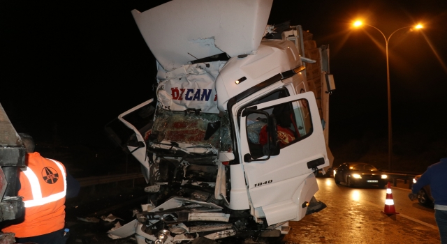 Kocaeli’de meydana gelen kazada kabinde sıkışan tır sürücüsü itfaiye ekiplerince kurtarıldı