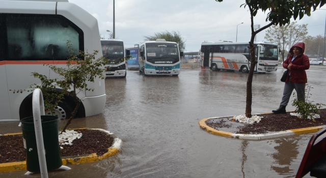 Ayvalık’ta şiddetli yağış etkili oldu