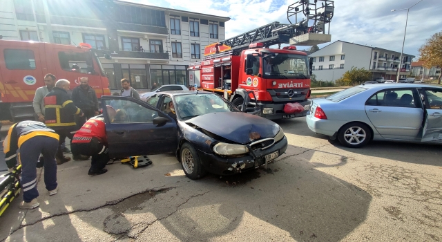 Karasu’da iki otomobilin çarpışması sonucu 2 kişi yaralı