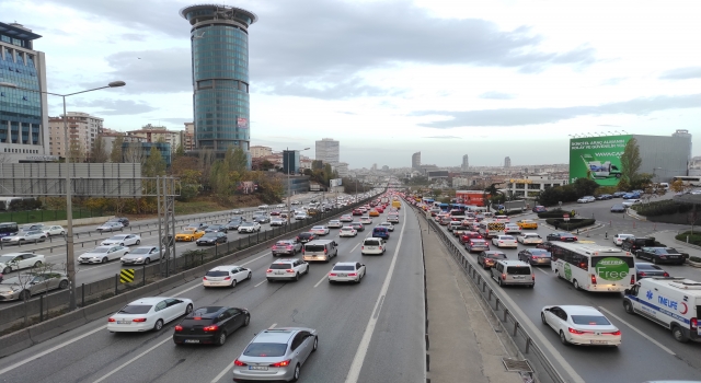 İstanbul’da ara tatilin ardından trafik yoğunluğu yaşanıyor