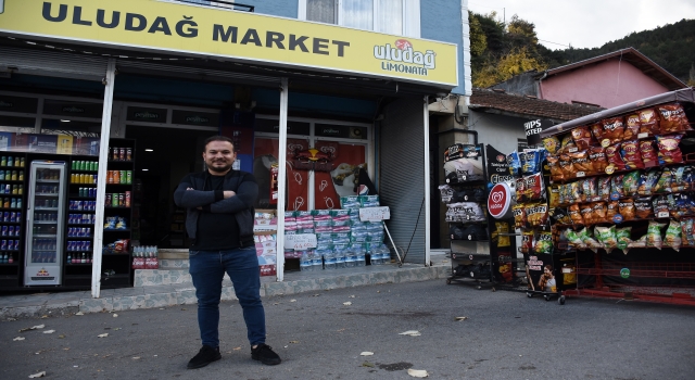 Market sahibi lodosla hareket eden cips standının peşinden koştu