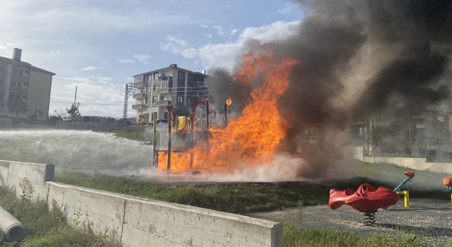 Sakarya’da sprey boya kutularının patlaması sonucu parktaki oyun grupları yandı