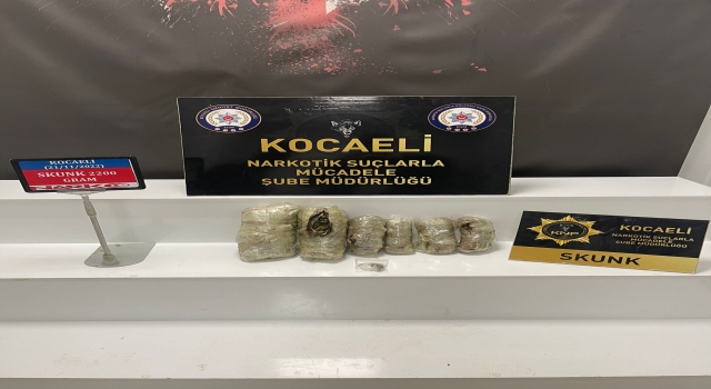 Kocaeli’de bir otomobilde 2 kilo 200 gram skunk ele geçirildi