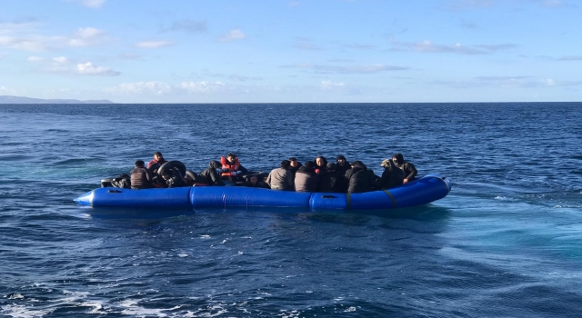 Çanakkale’de Türk kara sularına itilen 35 düzensiz göçmen kurtarıldı