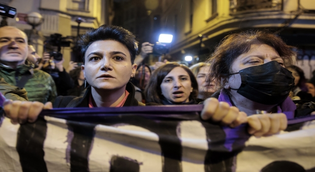 Beyoğlu’nda izinsiz gösteri yapmak isteyen gruba polis müdahale etti 