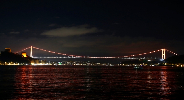 İstanbul’da iki köprü, ”radyasyon onkolojisi farkındalığı” için turuncuya büründü